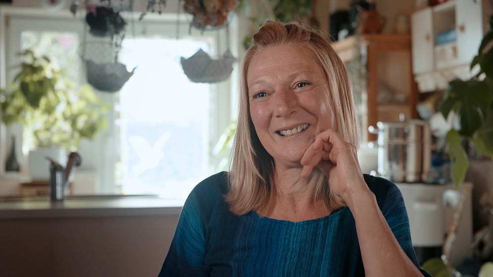 Karin lachend in ihrer Wohnung. | Bildquelle: BR/Pius Neumaier