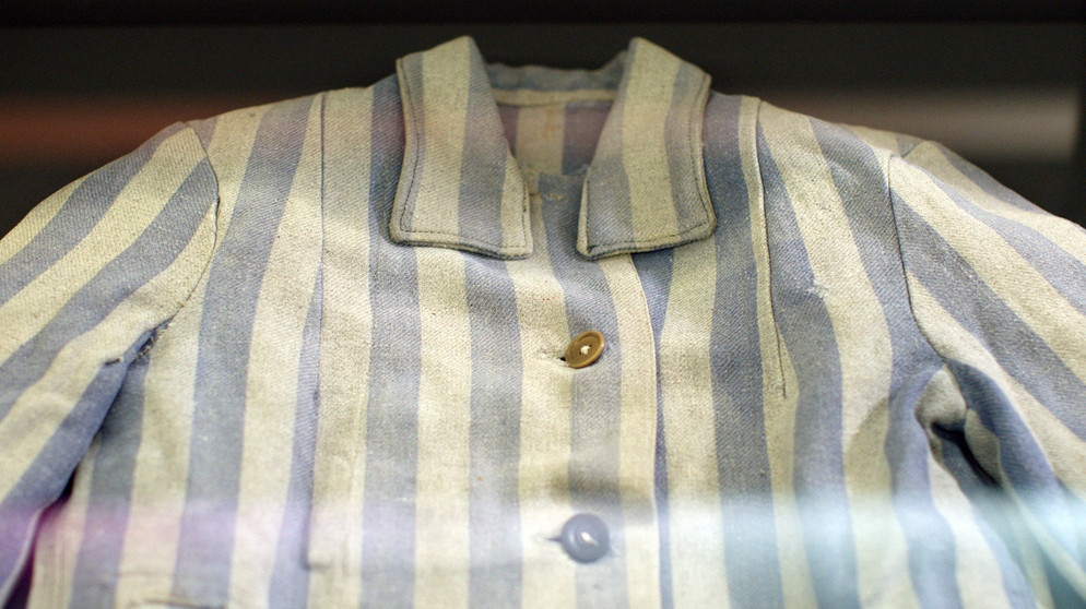 Häftlingsjacke in einer Vitrine der Ausstellung. | Bildquelle: BR/Nikola Krivokuca
