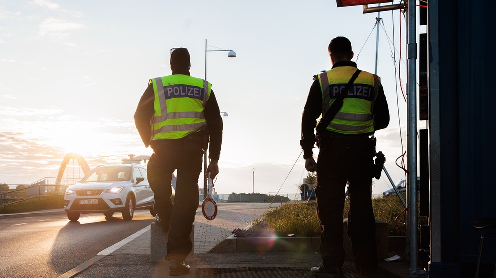 08.05.2025, Brandenburg, Frankfurt an der Oder: Beamte der Bundespolizei stehen bei der Einreisekontrolle am deutsch-polnischen Grenzübergang Stadtbrücke. Wenige Stunden nach seinem Amtsantritt hat Bundesinnenminister Dobrindt entschieden, dass künftig auch Asylsuchende an den Landgrenzen zurückgewiesen werden können. Foto: Carsten Koall/dpa +++ dpa-Bildfunk +++ | Bildquelle: dpa-Bildfunk/Carsten Koall