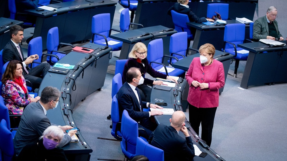 Szene im Plenum des Bundestags: Kanzlerin Angela Merkel im Gespräch mit Abgeordneten | Bildquelle: picture-alliance/dpa