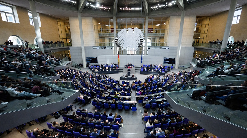 13.03.2025, Berlin: Friedrich Merz, Vorsitzender der CDU/CSU-Bundestagsfraktion, spricht in der 213. Plenarsitzung der 20. Legislaturperiode im Deutschen Bundestag. In dieser und einer noch folgenden Sondersitzung des alten Bundestages sollen nach dem Willen von Union und SPD ein milliardenschweres Sondervermögen und eine Reform der im Grundgesetz verankerten Schuldenbremse beschlossen werden. Ziel sind Investitionen in Infrastruktur und Verteidigung. Foto: Bernd von Jutrczenka/dpa +++ dpa-Bildfunk +++ | Bildquelle: dpa-Bildfunk/Bernd von Jutrczenka