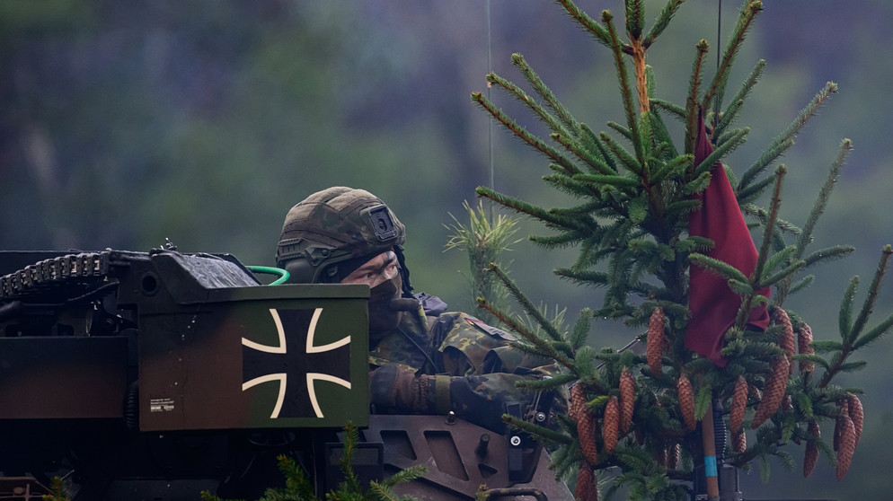 Niedersachsen: Ein Soldat der Bundeswehr nimmt an einer Militärübung teil.  | Bildquelle: dpa-Bildfunk/Philipp Schulze