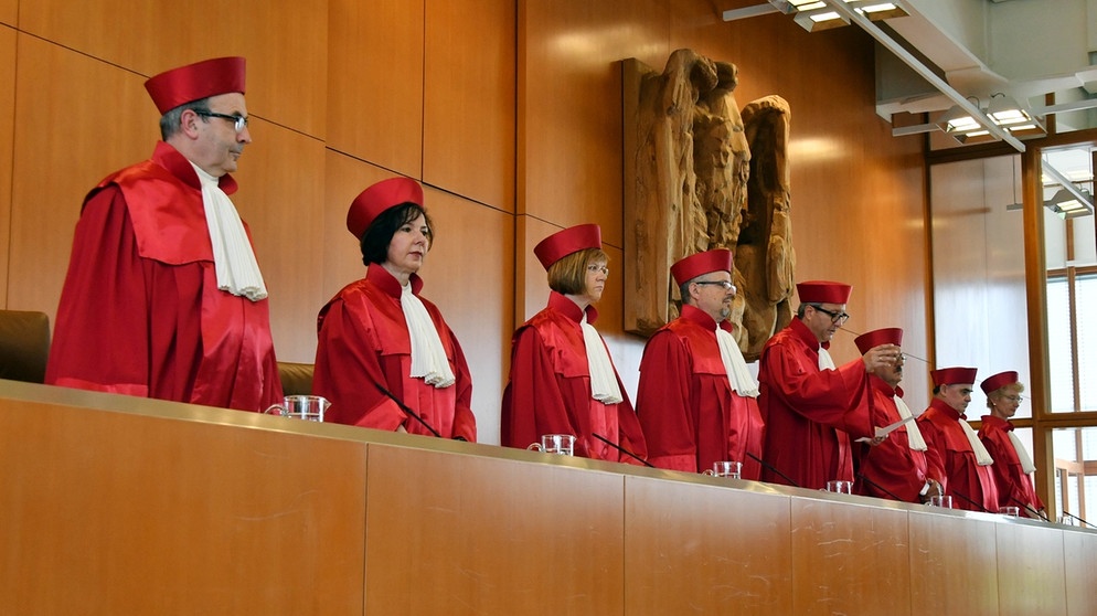 Fahnen, Bundesverfassungsgericht | Bildquelle: picture-alliance/dpa