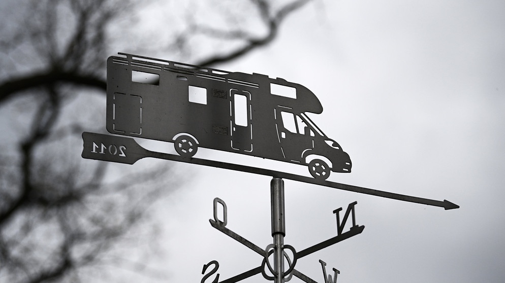 Ein Windrichtungsanzeiger in Form einer Wohnmobils ist auf dem Königlichen Campingpark Sanssouci aufgestellt.  | Bildquelle: dpa-Bildfunk/Soeren Stache
