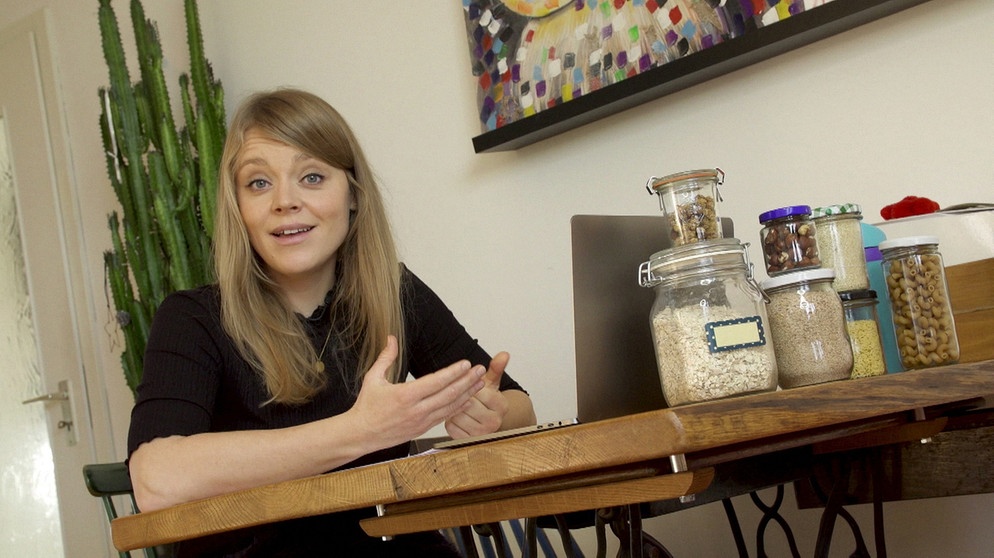 Sabine Pusch moderiert im Homeoffice die Sendung "Gutes tun - Engagierte Studierende" | Bildquelle: BR