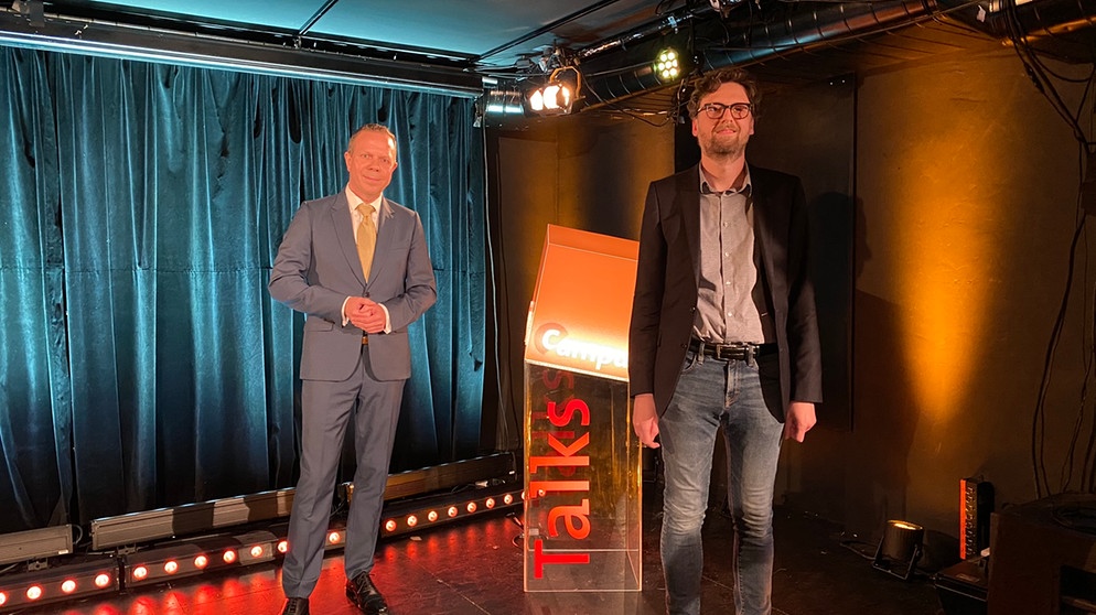 Prof. Dr. Klaus H. Goetz, Inhaber des Lehrstuhls für Politische Systeme und Europäische Integration, Geschwister-Scholl-Institut für Politikwissenschaft, Ludwig-Maximilians-Universität München
und Dr. Matthias Uhl, TUM Junior Fellow, ZD.B Junior Research Group “Ethics of Digitization”, Technische Universität München bei Campus Talks | Bildquelle: BR