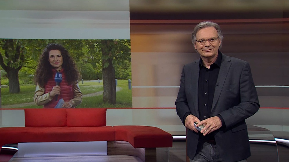 Charly Hilpert moderiert die Frankenschau aktuell und gibt an die wartenden Rika Dechant weiter, die das Wetter präsentiert. | Bildquelle: BR