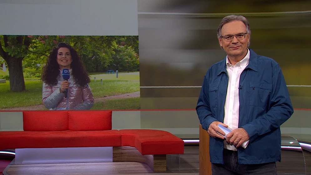 Charly Hilpert verabschiedet sich von den Zuschauern der Frankenschau aktuell und übergibt an Rika Dechant mit dem Wetter. | Bildquelle: BR
