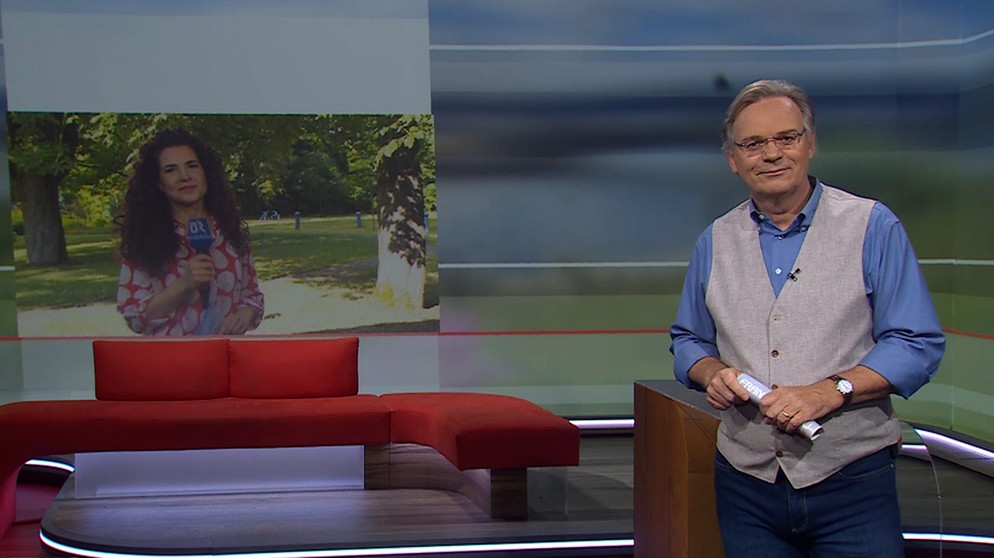 Charly Hilpert verabscheidet sich von den Zuschauern der Frankenschau aktuell und übergibt an Rika Dechant mit dem Wetter. | Bildquelle: BR