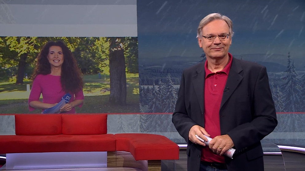 Charly Hilpert verabschiedet sich von Zuschauern der Frankenschau aktuell und übergibt an Rika Dechant mit dem Wetter. | Bildquelle: BR