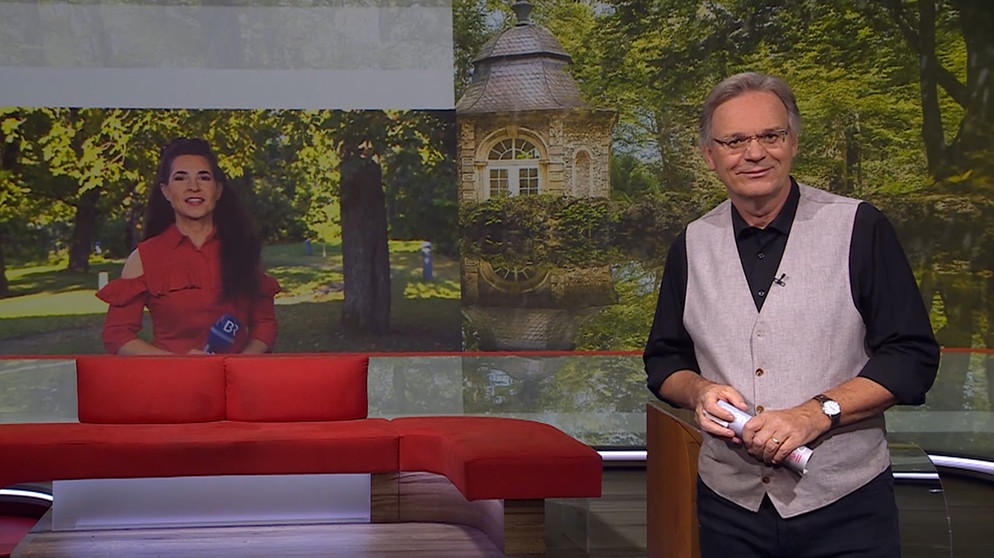 Charly Hilpert verabschiedet sich von den Zuschern der Frankenschau aktuell und übergibt an Rika Dechant mit dem Wetter. | Bildquelle: BR