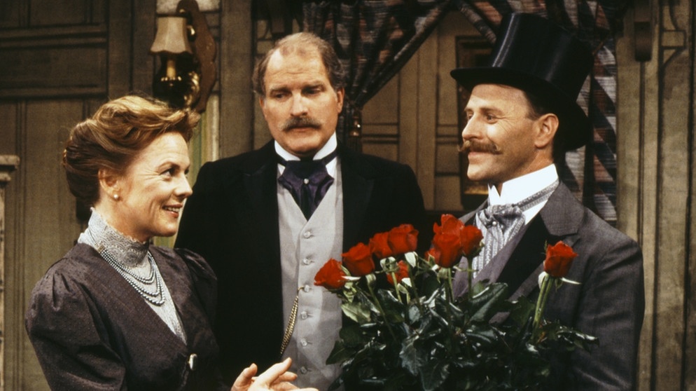 Von links: Amalie Weinzierl (Kathi Leitner),  Alois Weinzierl (Bernd Helfrich) und der Hofbeamte Hugo Fink (Rupert Pointvogel). | Bildquelle: BR/Impress Film- und TV Promotion