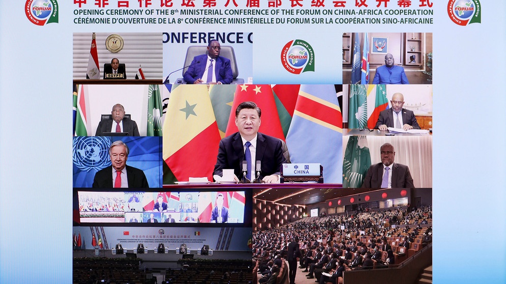 29.11.2021, Screenshot: Xi Jinping (Mitte), Präsident von China, hält eine Rede per Video bei der Eröffnungszeremonie des China-Afrika-Kooperationsforum (Focac) in Dakar. | Bildquelle: dpa-Bildfunk/Liu Bin