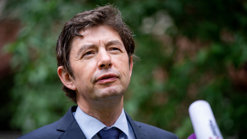 Christian Drosten, Direktor des Instituts für Virologie an der Charité, gibt ein Pressestatement.  | Bildquelle: dpa-Bildfunk/Kay Nietfeld