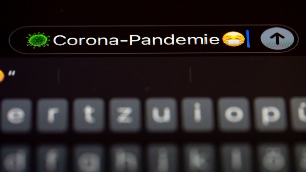 "Corona-Pandemie" steht auf dem Display eines Mobiltelefons | Bildquelle: pa/dpa