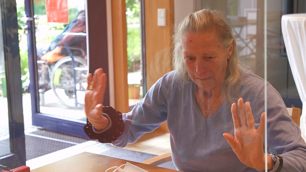 Frau Czerny hinter der Plexiglasscheibe | Bildquelle: BR