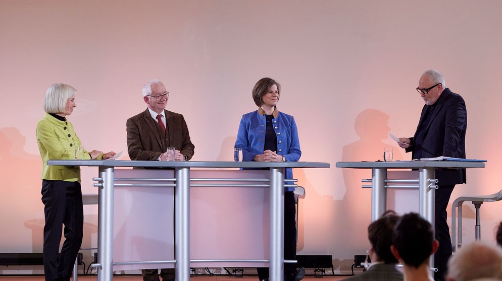 Prof. Dr. Ursula Münch, Prof. Dr. Oliver Lepsius, Prof. Dr. Ulrike Protzer und Moderator Andreas Bönte.
| Bildquelle: BR / Martina Bogdahn