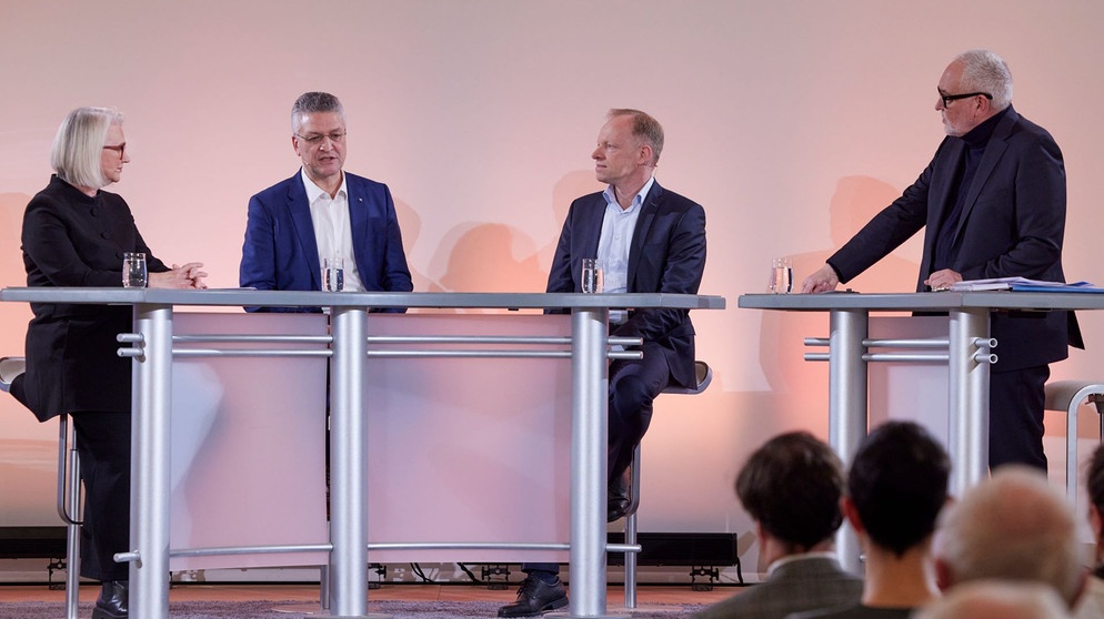 Prof. Dr. Monika Schnitzer, Prof. Dr. Lothar Wieler, Prof. Dr. Clemens Fuest und Moderator Andreas Bönte. | Bildquelle: BR / Martina Bogdahn