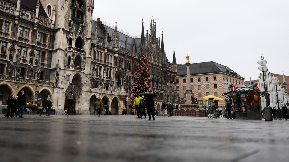 12.12.2020, Bayern, München: Wenige Einkäufer sind am Marienplatz an diesem Adventssamstag unterwegs. Angesichts steigender Corona-Zahlen verdichten sich die Anzeichen für einen baldigen Lockdown. Foto: Angelika Warmuth/dpa +++ dpa-Bildfunk +++ | Bildquelle: dpa-Bildfunk/Angelika Warmuth