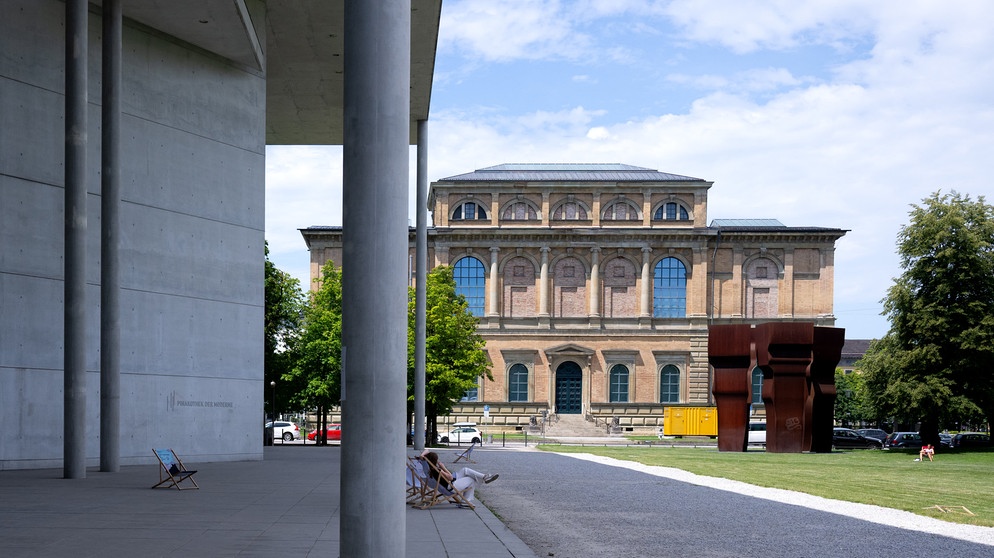 Bayern, München: Die Pinakothek der Moderne und die Alte Pinakothek (im Hintergrund) im Kunstareal.  | Bildquelle: dpa-Bildfunk/Sven Hoppe