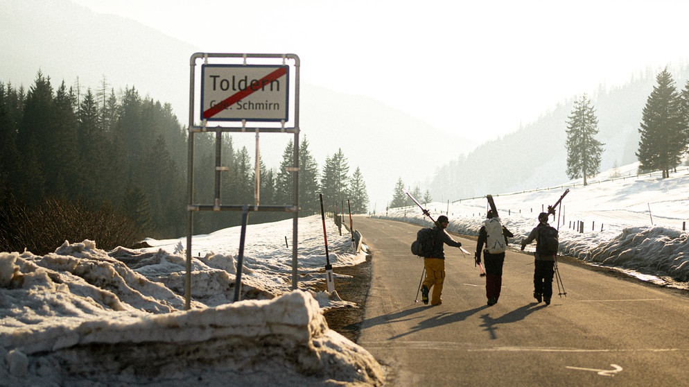 Die Freerider von Mountain Tribe bei ihrem Film-Projekt Cross-Tyrol | Bildquelle: Mountain Tribe