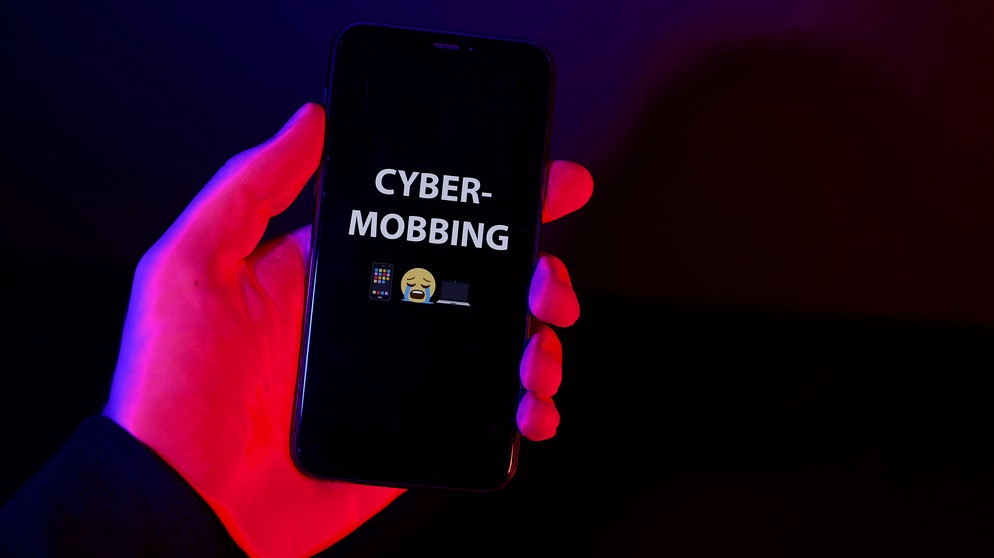 Handy mit weinendem Smiley - Symbol Cybermobbing | Bildquelle: picture alliance/dpa/Revierfoto | Revierfoto