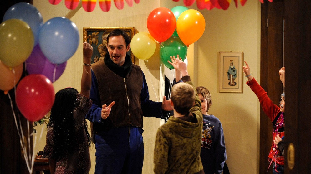 Auch Mike (Harry Blank) ist von der Willkommensparty für Kendra begeistert und feiert mit den Kindern. | Bildquelle: BR/Marco Orlando Pichler