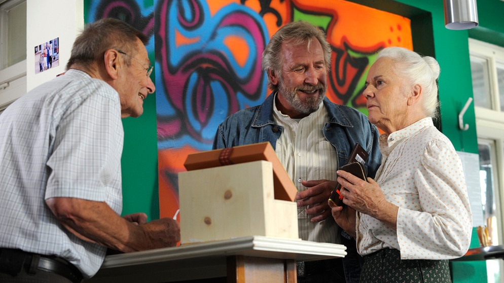 Theresa ist zuversichtlich, dass Alois ab jetzt doch Trinkgeld gibt. Von links: Alois Preissinger (Erich Hallhuber sen.), Martin Kirchleitner (Hermann Giefer) und Theresa Brunner (Ursula Erber). | Bildquelle: BR/Marco Orlando Pichler