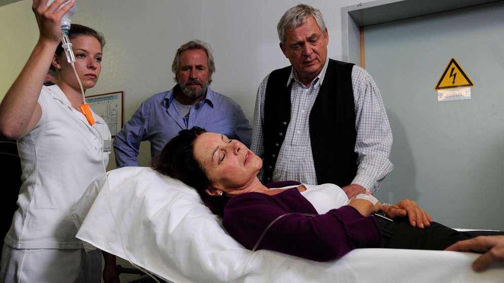 Martin und Joseph sorgen sich sehr um Rosi, die mit einer schweren Blutvergiftung ins Krankenhaus eingeliefert wurde. Von links: Martin Kirchleitner (Hermann Giefer), Rosi (Brigitte Walbrun) und Joseph Brunner (Wilhelm Manske). | Bildquelle: BR/Marco Orlando Pichler