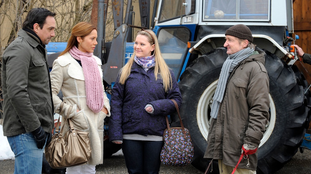 Yvonne eröffnet ihren Eltern, dass sie einen Schnuppertag auf Schattenhofers Bauernhof machen will. Von links: Mike (Harry Blank), Trixi (Doreen Dietel), Yvonne Preissinger (Alexa Eilers) und Xaver (Michael Schreiner). | Bildquelle: BR/Marco Orlando Pichler