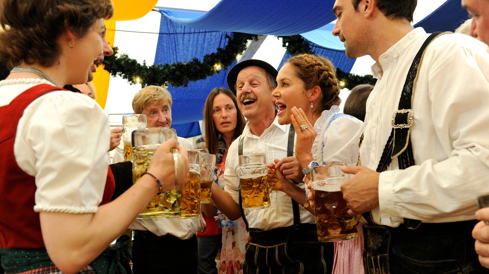 Lansing feiert auf der Wiesn. Von links: Xaver (Michael Schreiner), Bürgermeister Schattenhofer (Werner Rom), Trixi (Doreen Dietel) und Mike Preissinger (Harry Blank) | Bildquelle: BR/Marco Orlando Pichler
