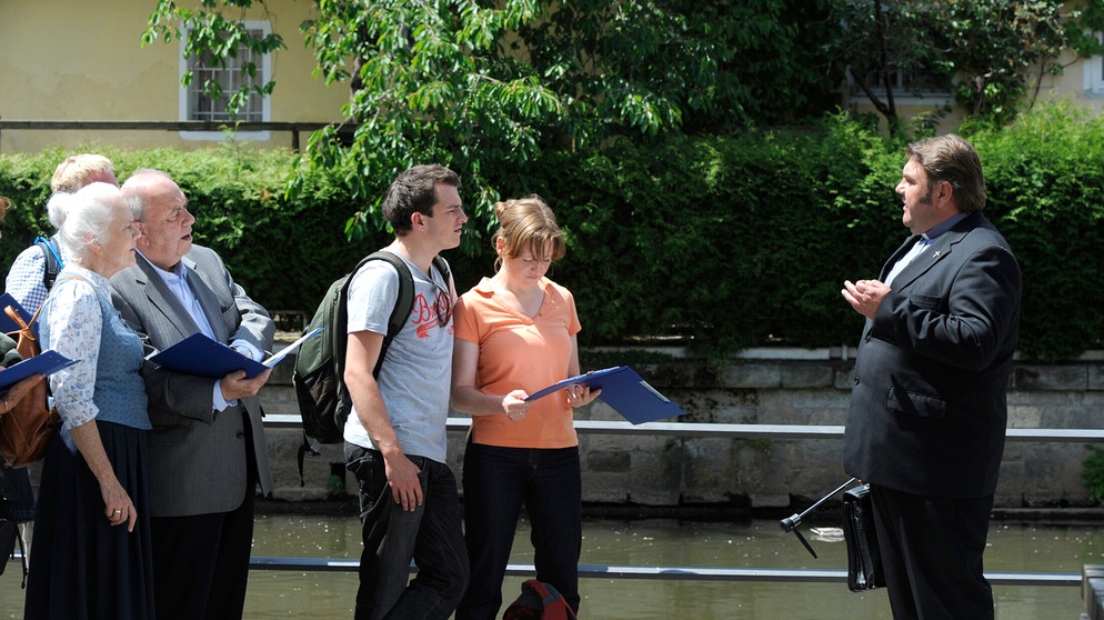 Von links: Theresa Brunner (Ursula Erber), Wolferl (Karl Friedrich), Florian (Tommy Schwimmer), Vroni Brunner (Senta Auth) und Pfarrer Neuner (Peter Rappenglück). | Bildquelle: BR/Marco Orlando Pichler
