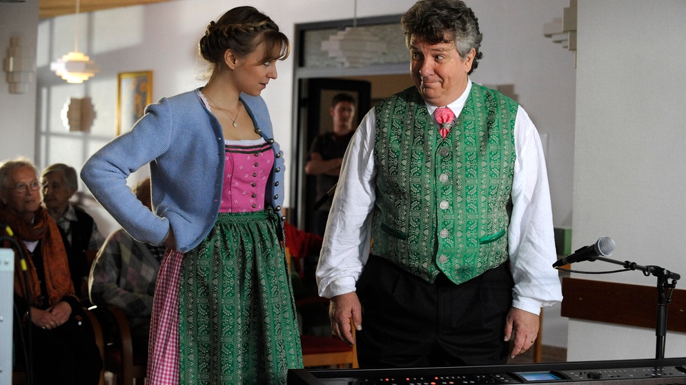 Caro findet, dass ein Auftritt im Altersheim besser ist als nichts. Von links: Caroline Ertl (Teresa Rizos) und Jürgen Wiesmüller (Michael Schanze). | Bildquelle: BR/Marco Orlando Pichler