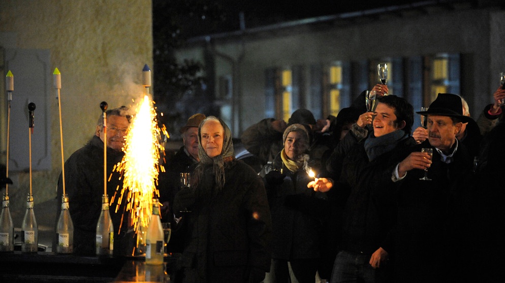 Die Lansinger feiern Vor-Silvester. Von links: Alois Preissinger (Erich Hallhuber sen.), Theresa (Ursula Erber), Florian Brunner (Tommy Schwimmer) und Bürgermeister Schattenhofer (Werner Rom). | Bildquelle: BR/Marco Orlando Pichler