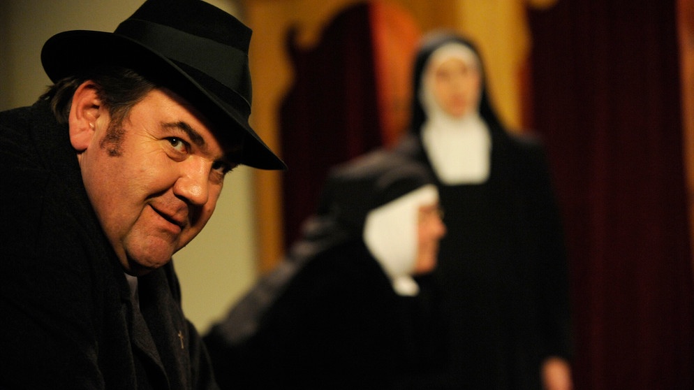 Pfarrer Neuner (Peter Rappenglück) engagiert Xaver, um den Nager aus der Kirche zu vertreiben. | Bildquelle: BR/Marco Orlando Pichler