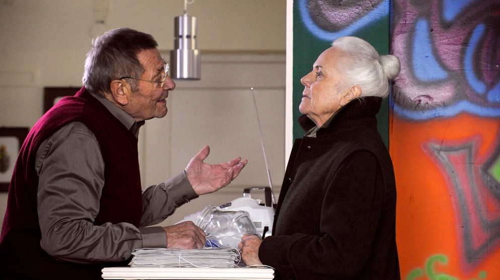 Theresa und Alois wollen in einem Test herausfinden, wer das bessere Gedächtnis hat. Von links: Alois Preissinger (Erich Hallhuber sen.) und Theresa Brunner (Ursula Erber). | Bildquelle: BR/Marco Orlando Pichler