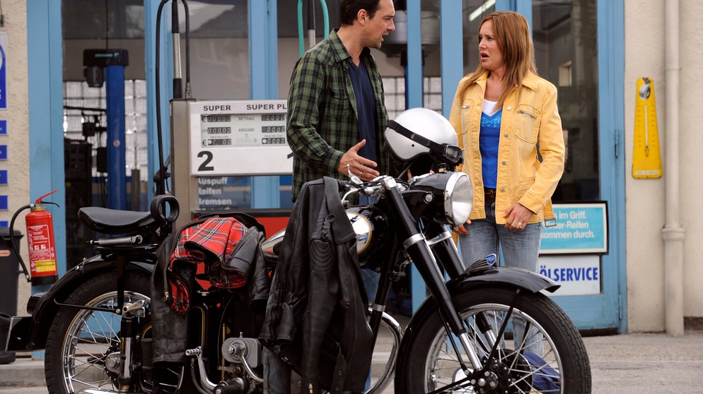 Mike will sich nicht damit abfinden, dass Trixi nie wieder aufs Motorrad steigen will. Von links: Mike (Harry Blank) und Trixi Preissinger (Doreen Dietel). | Bildquelle: BR/Marco Orlando Pichler