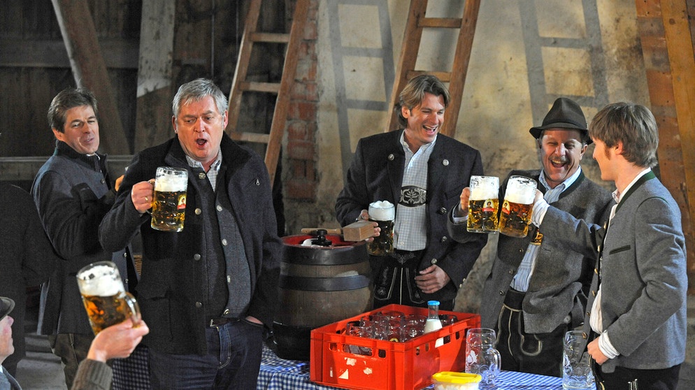Die Männer haben ihre Frauen mit einem Trick abgelenkt und feiern nun den Vatertag gewohnt feucht-fröhlich. Von links: Roland Bamberger (Horst Kummeth), Joseph Brunner (Wilhelm Manske), Sebastian Wildner (Herbert Ulrich), Bürgermeister Schattenhofer (Werner Rom) und Ludwig Brunner (Martin Wenzl). | Bildquelle: BR/Marco Orlando Pichler