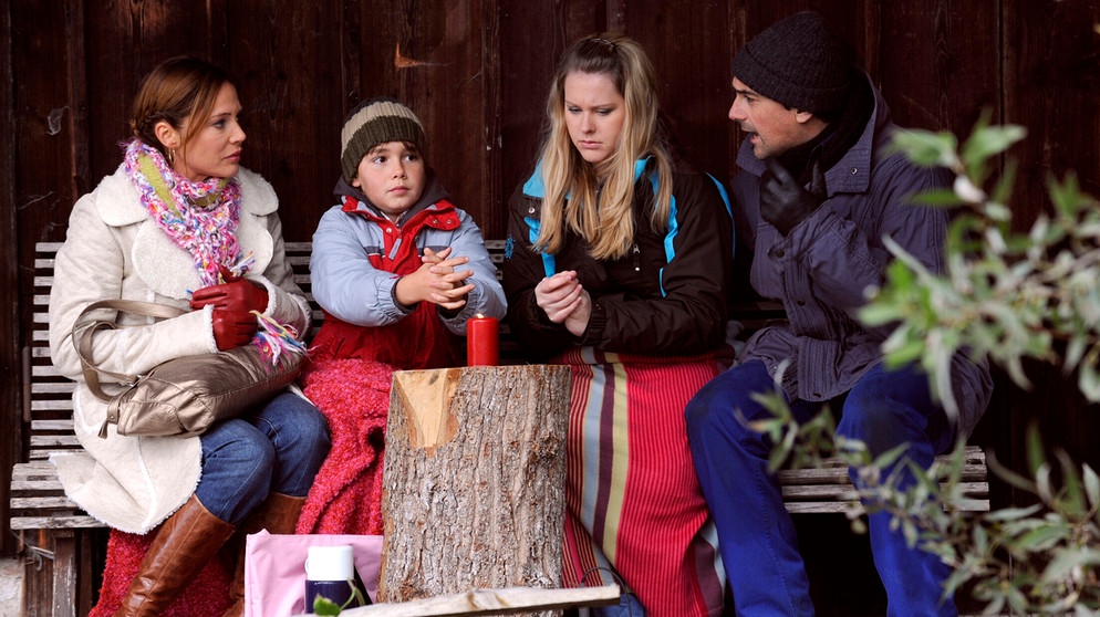 Trixi und Mike sind erleichtert, als sie die Kinder vor der Waldhütte finden. Von links: Trixi (Doreen Dietel), Christian (Marinus Kaffl), Yvonne (Alexa Eilers) und Mike Preissinger (Harry Blank). | Bildquelle: BR/Marco Orlando Pichler