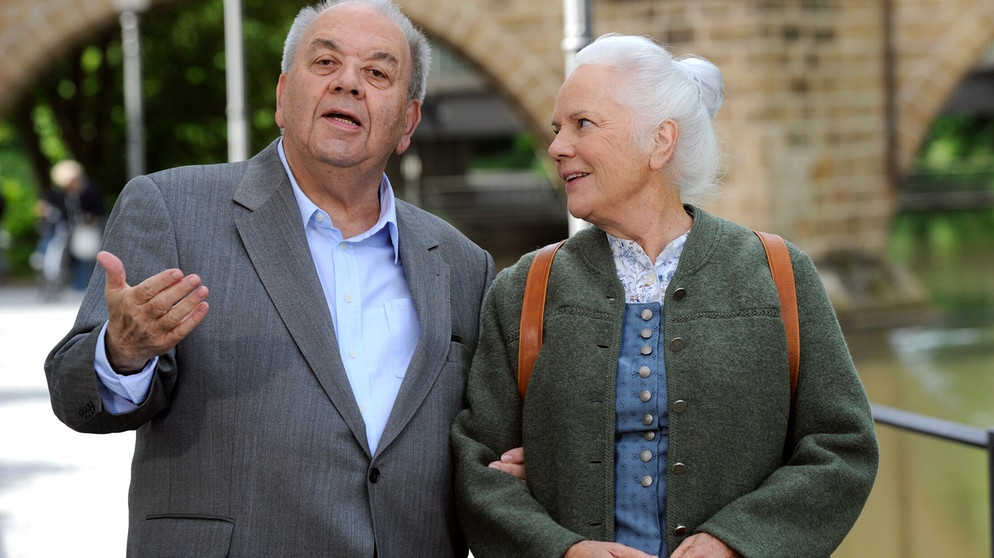 Bei ihrem Ausflug nach Amberg nähern sich Theresa und Wolferl zart an. Von links: Wolferl (Karl Friedrich) und Theresa Brunner (Ursula Erber). | Bildquelle: BR/Marco Orlando Pichler