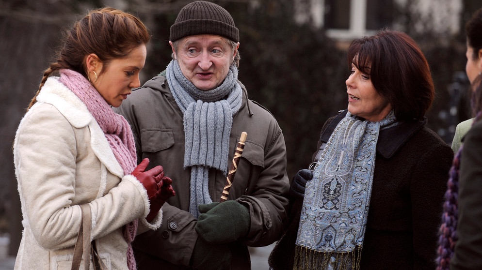 Xaver erklärt Trixi die besondere Wirkung der Mond-Kräuter. Von links: Trixi Preissinger (Doreen Dietel), Xaver (Michael Schreiner) und Rosi Kirchleitner (Brigitte Walbrun). | Bildquelle: BR/Marco Orlando Pichler