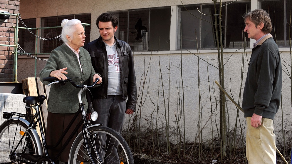 Theres findet ihr Fahrrad in Alois Versteck. Von links: Theresa (Ursula Erber), Florian Brunner (Tommy Schwimmer) und Xaver (Michael Schreiner). | Bildquelle: BR/Marco Orlando Pichler