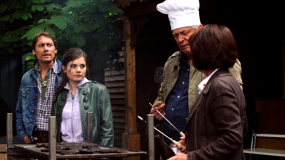 Von links: Alex Staudinger (Maik van Epple), Saskia (Joyce Ilg), Joseph (Wilhelm Manske) und Rosi Brunner (Brigitte Walbrun). | Bildquelle: BR/Marco Orlando Pichler