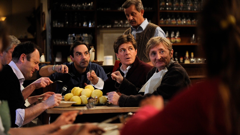 Von links: Hubert Kirchleitner (Bernhard Ulrich), Mike Preissinger (Harry Blank), Roland Bamberger (Horst Kummeth), Bürgermeister Schattenhofer (Werner Rom) und Xaver (Michael Schreiner). | Bildquelle: BR/Marco Orlando Pichler