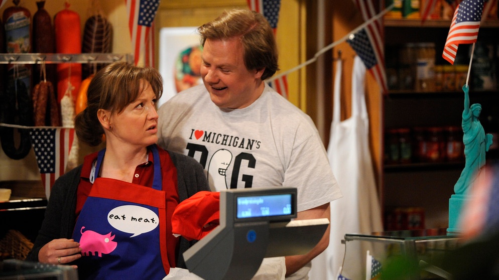 Vroni kann nicht glauben, dass Max in seinem Amerika-Fieber offensichtlich das Jubiläum der Metzgerei vergessen hat. Von links: Veronika (Senta Auth) und Max Brunner (Michael A. Grimm). | Bildquelle: BR/Marco Orlando Pichler