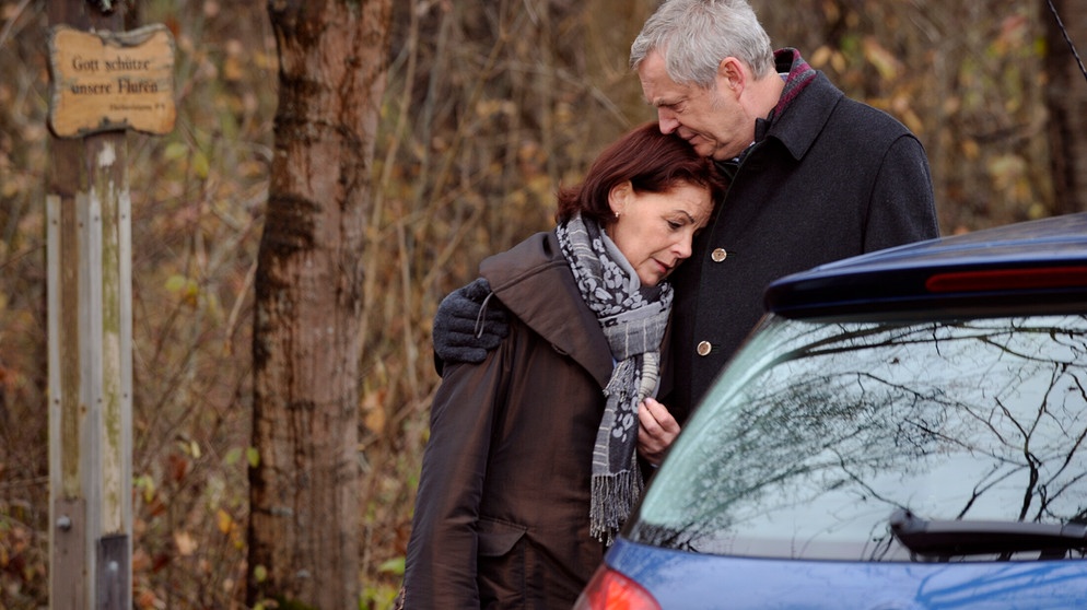 Rosi wird von Joseph getröstet. Von links: Rosi (Brigitte Walbrun) und Joseph Brunner (Wilhelm Manske). | Bildquelle: BR/Marco Orlando Pichler