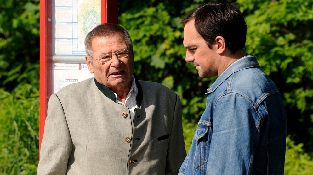 Mike erfährt von seinem Vater, dass dieser so gut wie pleite ist. Von links: Alois (Erich Hallhuber sen.) und Mike Preissinger (Harry Blank). | Bildquelle: BR/Marco Orlando Pichler