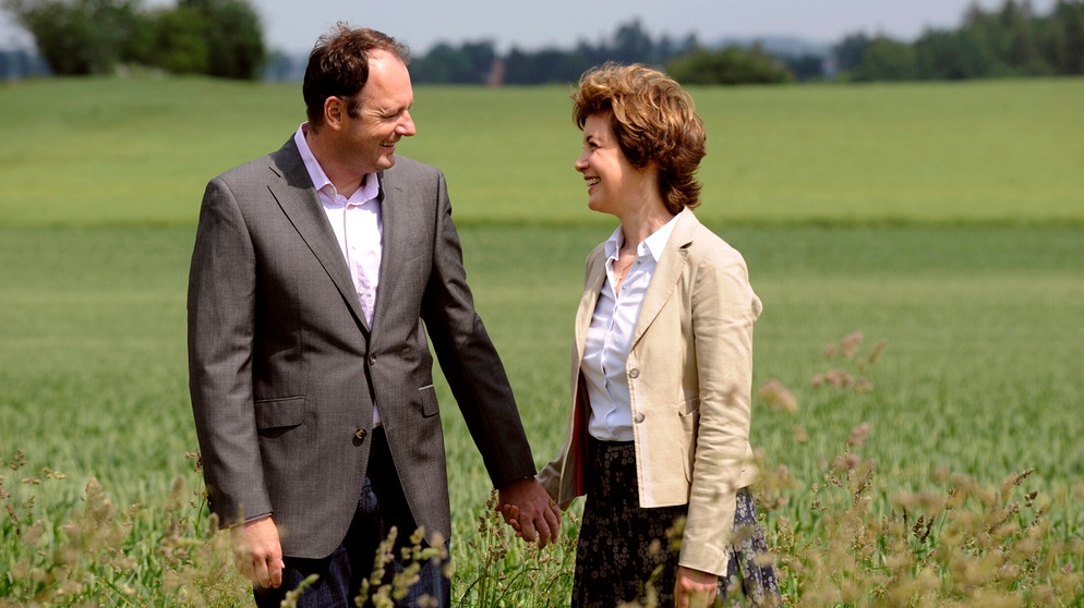 Maria gibt sich auf dem Spaziergang mit Hubert fröhlich. Dabei leidet sie zunehmend unter dem Gefühl, ihren Glauben verloren zu haben. Von links: Hubert (Bernhard Ulrich) und Maria Kirchleitner (Daniela März). | Bildquelle: BR/Marco Orlando Pichler