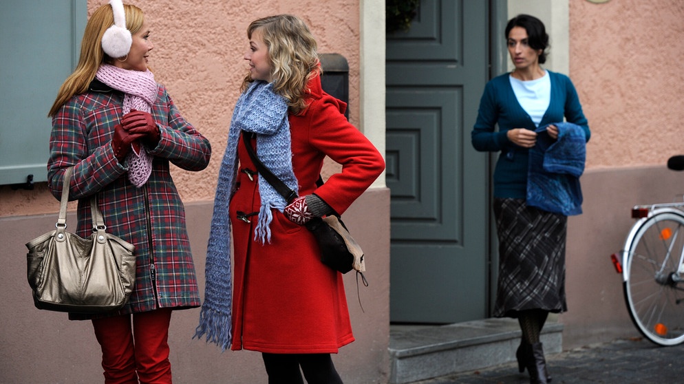 Caro stellt Trixi zur Rede, weil diese schlecht über Yildiz spricht. Von links: Trixi Preissinger (Doreen Dietel), Caro Ertl (Teresa Rizos) und Yildiz (Jale Arikan). | Bildquelle: BR/Marco Orlando Pichler