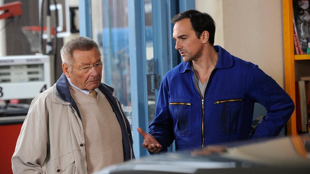 Geraten in der Serie immer wieder aneinander: Vater und Sohn Preissinger. Von links: Alois (Erich Hallhuber sen.) und Mike Preissinger (Harry Blank). | Bildquelle: BR/Marco Orlando Pichler